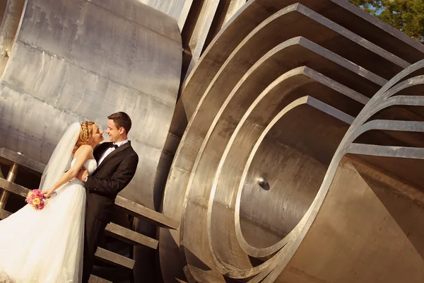 Brautpaar in der Nähe schöner Architektur — Stockfoto