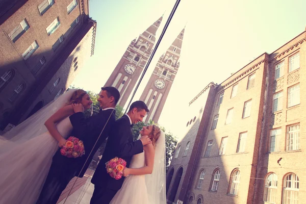 Noiva e noivo perto de bela arquitetura — Fotografia de Stock