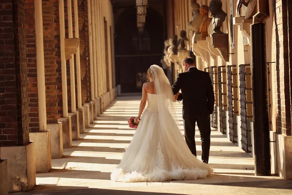 Gelin ve damat yakınındaki güzel mimari — Stok fotoğraf