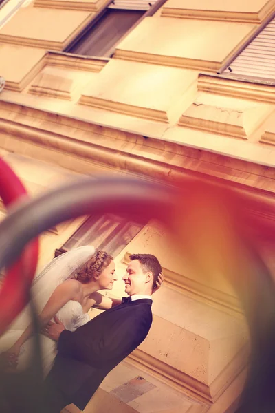 Bruden och brudgummen nära vacker arkitektur — Stockfoto