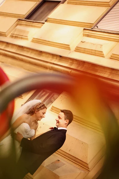 Bruid en bruidegom in de buurt van prachtige architectuur — Stockfoto