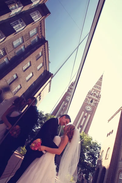 Gelin ve damat yakınındaki güzel mimari — Stok fotoğraf