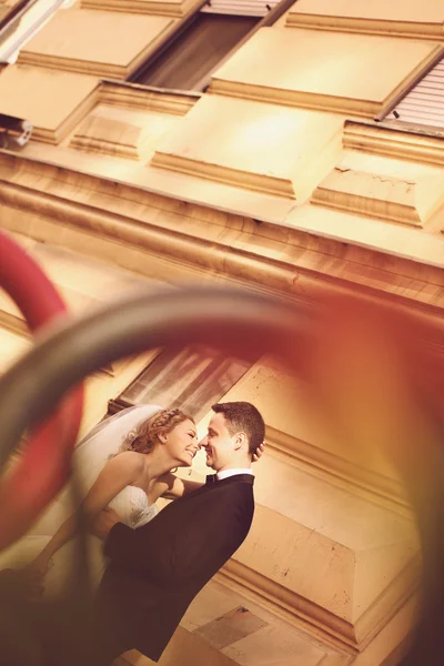 Nevěsta a ženich v blízkosti krásné architektury — Stock fotografie