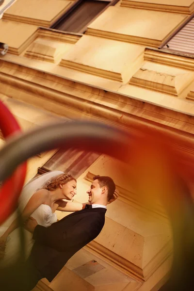 Noiva e noivo perto de bela arquitetura — Fotografia de Stock