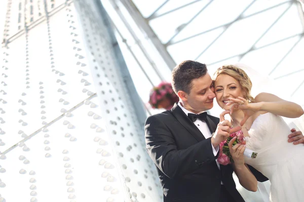 Mariée heureuse et marié sur le pont — Photo