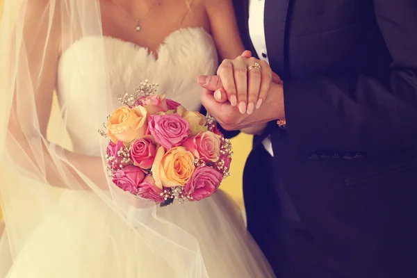 新娘紧握着美丽的花束 — 图库照片