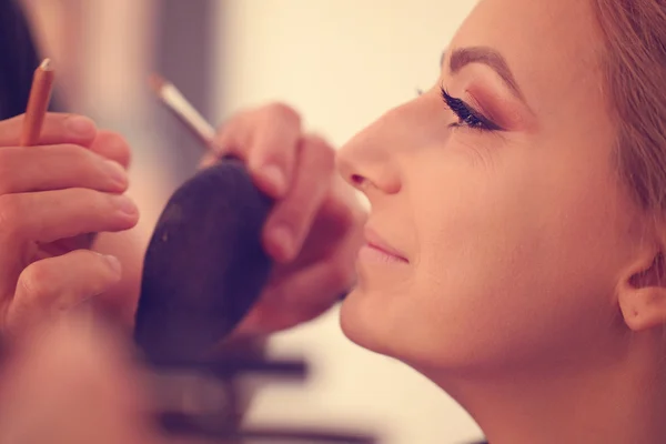 Hermosa novia haciendo su maquillaje — Foto de Stock