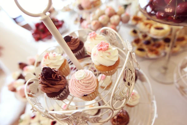 Delicioso carrinho de cupcake — Fotografia de Stock