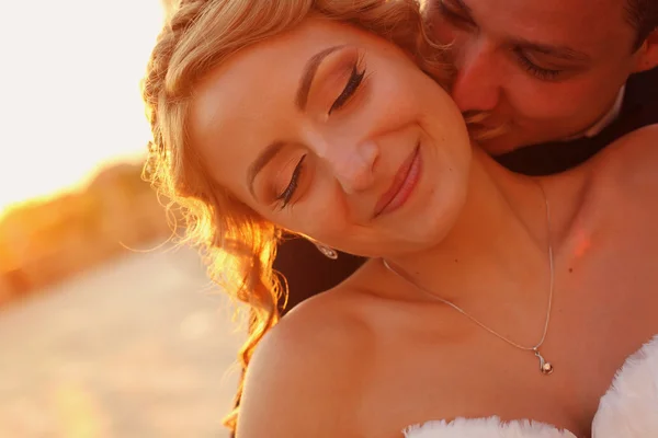 Bräutigam küsst seine Braut — Stockfoto