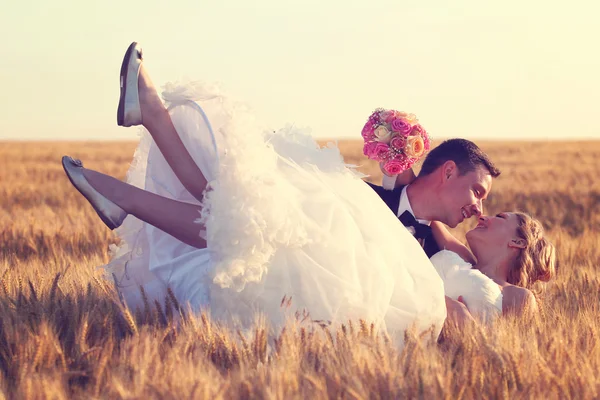 Bruden och brudgummen i fältet — Stockfoto