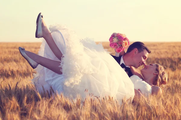 Novia y novio en el campo — Foto de Stock