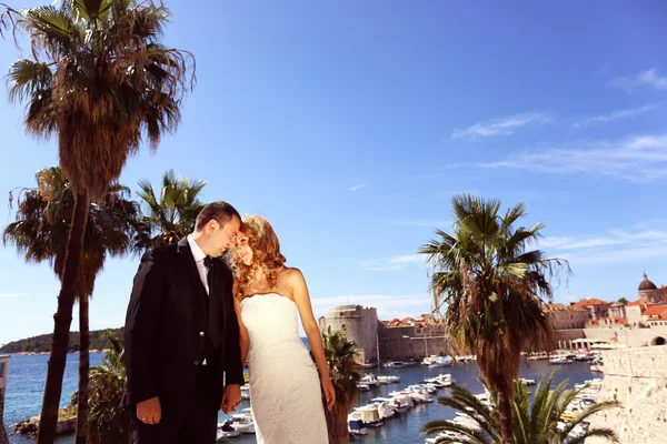 Bruden och brudgummen vid havet — Stockfoto