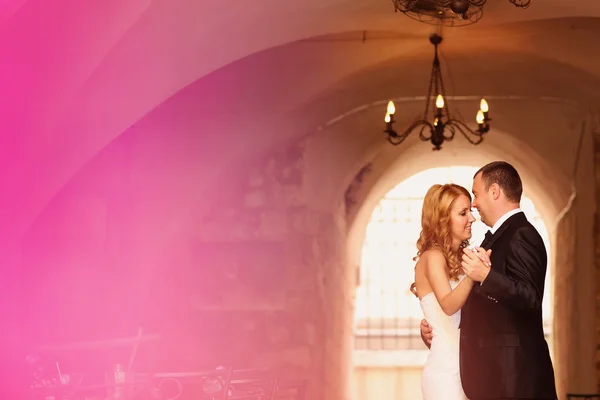 Bride and groom dancing — Stock Photo, Image