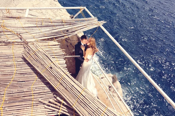 新娘和新郎在海边附近 — 图库照片