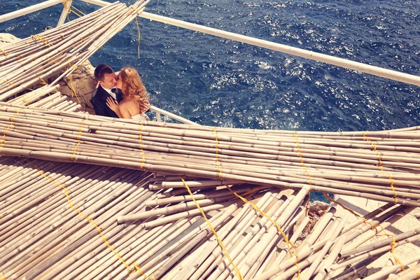 Novia y novio cerca del mar —  Fotos de Stock
