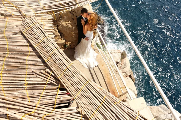 Sposa e sposo vicino al mare — Foto Stock