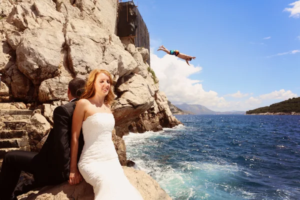 新娘和新郎在靠近海边的悬崖上 — 图库照片