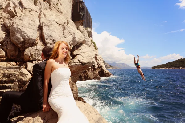 Braut und Bräutigam auf Klippe am Meer — Stockfoto