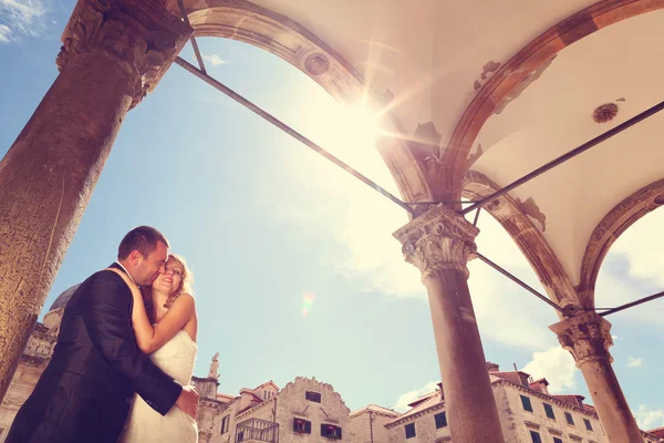 Bride and groom in sunlight — Stock Photo, Image