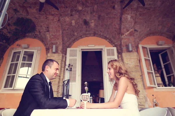 Mariée et marié assis à une table — Photo