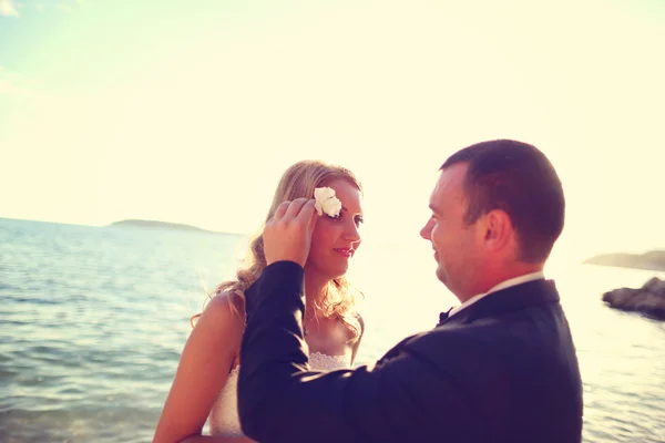 Närbild av bruden och brudgummen på stranden — Stockfoto