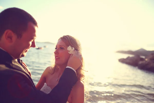 Närbild av bruden och brudgummen på stranden — Stockfoto