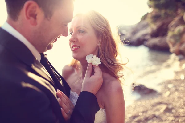 Gros plan de mariée et marié baisers sur la plage — Photo