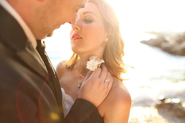 Közelkép a menyasszony és a vőlegény csók a strandon — Stock Fotó