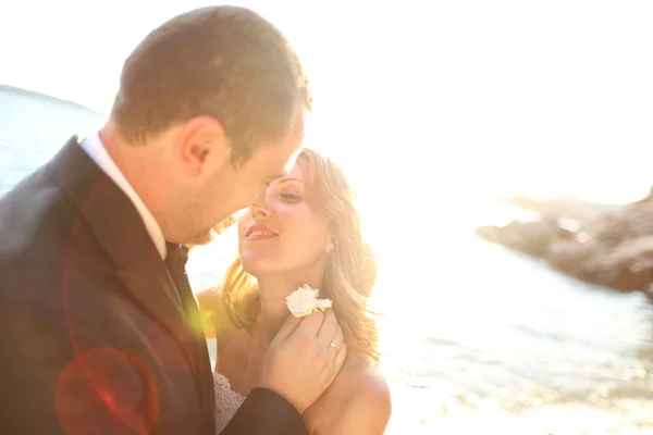 Closeup of bride and groom kissing on the beach — Stock Photo, Image