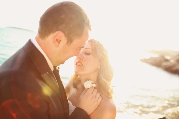 Closeup of bride and groom kissing on the beach — Stock Photo, Image