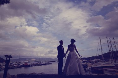 Gelin ve damat Harbour tekneler arka planda ile