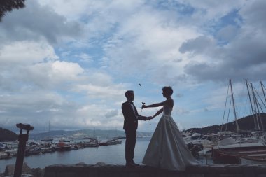 Gelin ve damat Harbour tekneler arka planda ile