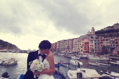 Gelin ve damat Köprüsü'nde arka planda teknelerle