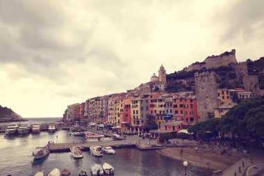 Sahil Harbour teknelerle, güzel şehir