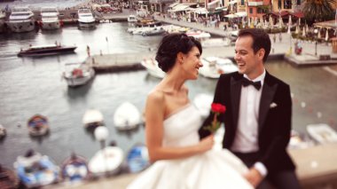 Gelin ve damat Köprüsü'nde arka planda teknelerle