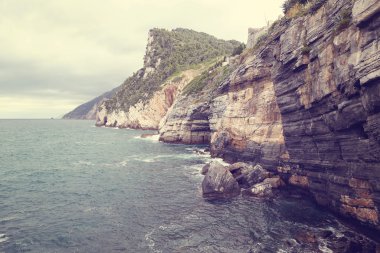 Sahil yakınındaki büyük uçurumlar