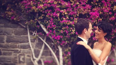 Mutlu gelin çift birbirlerine holding