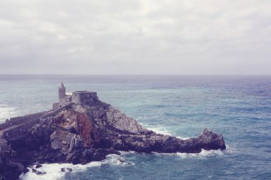 Sahil yakınındaki cliff üzerinde güzel kale