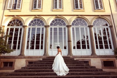 Merdiven kümesi üzerinde yürüme zarif gelin