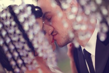 Gelin ve damat öpüşüyor.