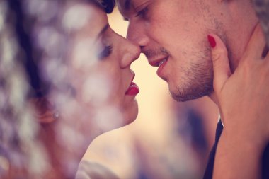 Gelin ve damat öpüşüyor.