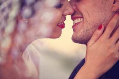 Gelin ve damat öpüşüyor.