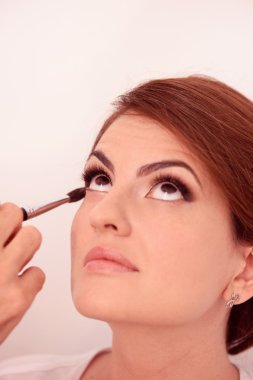 Güzel bir kadınla portresi makyaj