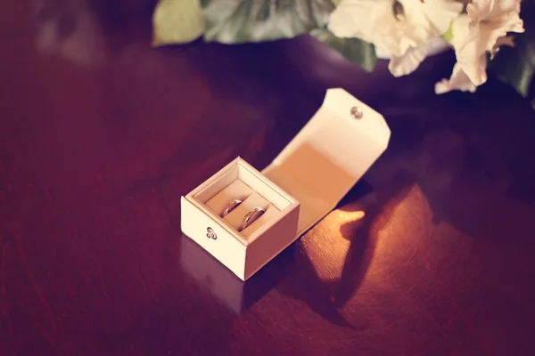 Anéis de casamento em caixa bonito — Fotografia de Stock