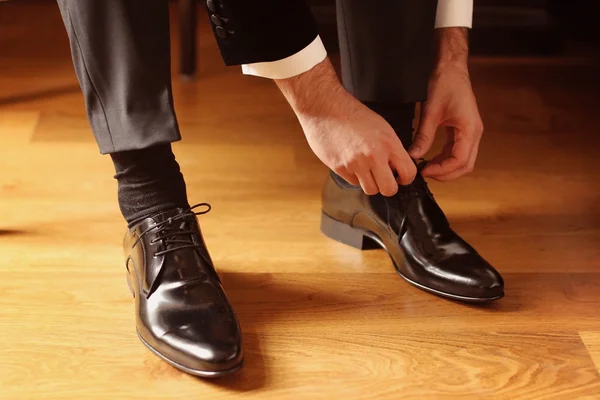 Novio atándose los zapatos — Foto de Stock