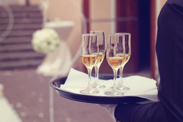Champanhe em copos de elengat — Fotografia de Stock