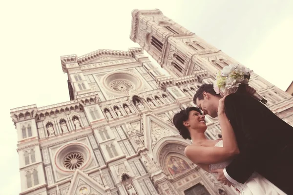 Nevěsta a ženich v městě poblíž katedrály — Stock fotografie