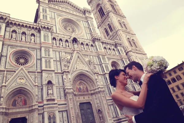 Bride and groom in city near cathedral — Stock Photo, Image