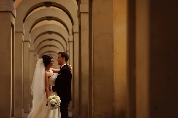 Noiva e noivo em belo corredor — Fotografia de Stock