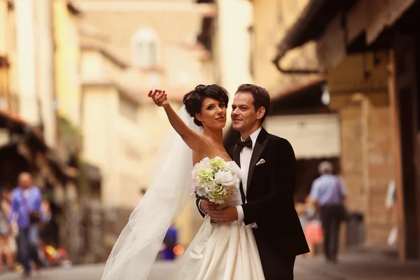 Жених и невеста позируют на улице — стоковое фото